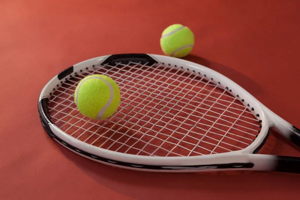 Raqueta de tenis y bolas amarillas fluorescentes —  Fotos de Stock