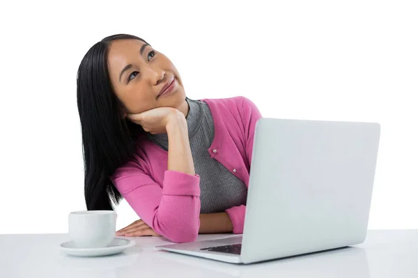 Kvinnliga verkställande med laptop — Stockfoto