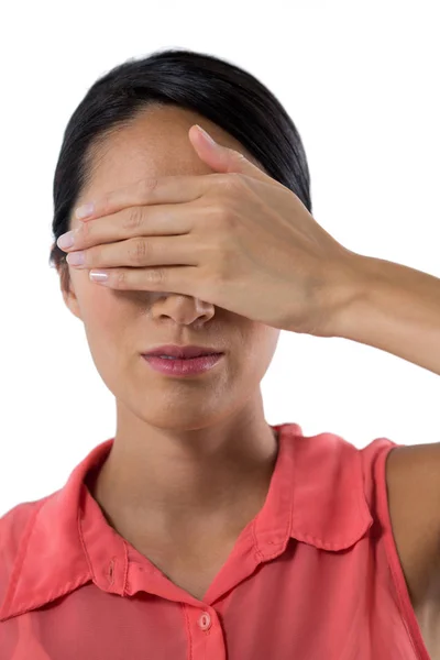 Mulher cobrindo seus olhos com a mão — Fotografia de Stock