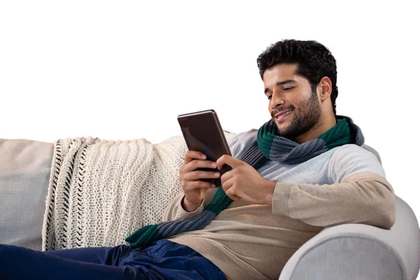 Homem sorridente usando tablet digital — Fotografia de Stock