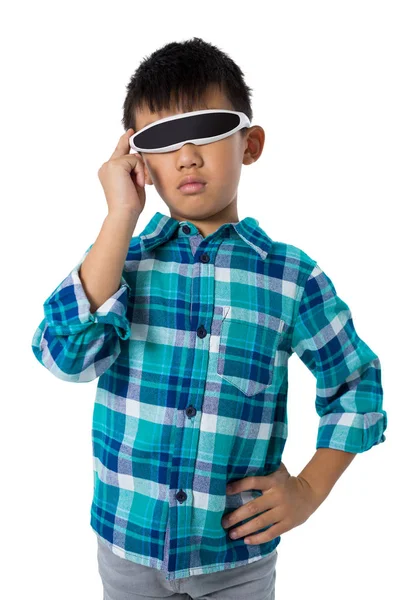 Niño usando gafas de realidad virtual — Foto de Stock