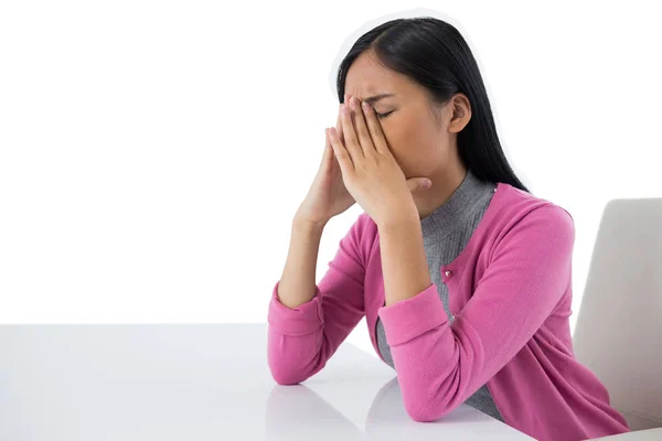 Mujer relajante sobre fondo blanco —  Fotos de Stock