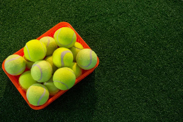 Pelotas de tenis en contenedor —  Fotos de Stock