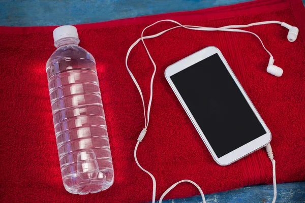 Láhev s vodou a mobilní telefon — Stock fotografie