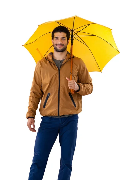Uomo sorridente in piedi sotto l'ombrello sullo sfondo bianco — Foto Stock