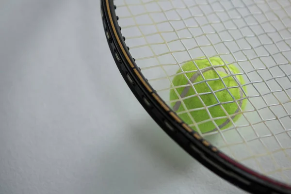 Vista de ángulo alto de raqueta en pelota de tenis —  Fotos de Stock