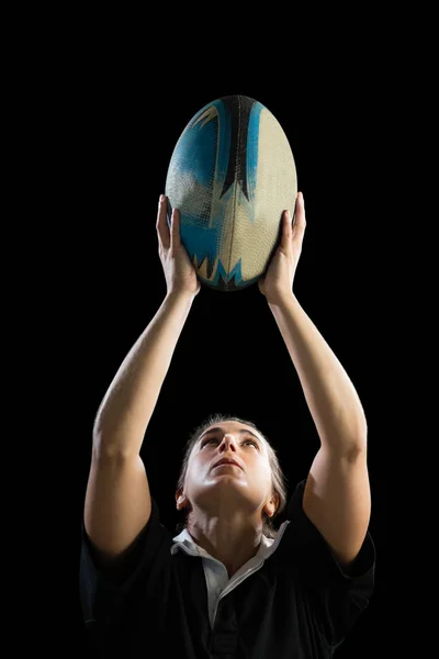 Atleta feminina com bola de rugby — Fotografia de Stock