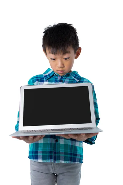 Jongen bedrijf laptop — Stockfoto