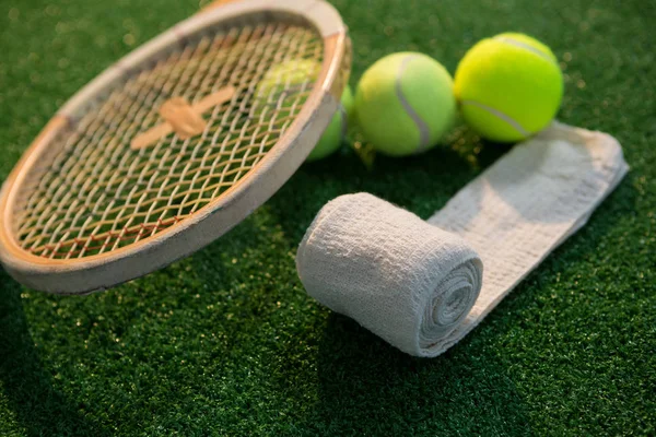 Servilleta con pelotas de tenis y raqueta —  Fotos de Stock