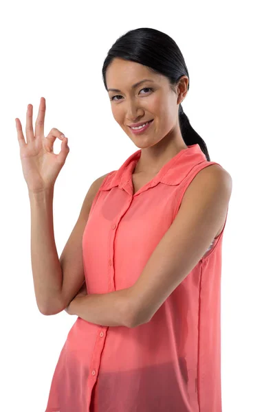 Mujer sonriente haciendo gestos señal de mano bien — Foto de Stock