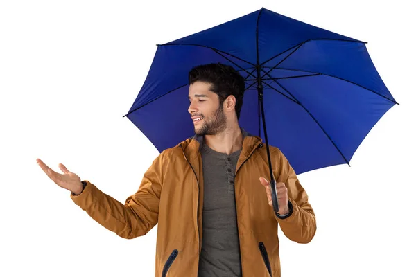 Homme souriant debout sous le parapluie — Photo