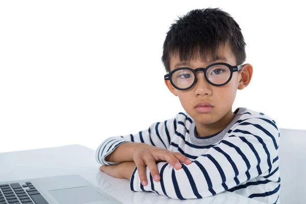 Junge sitzt mit Laptop — Stockfoto