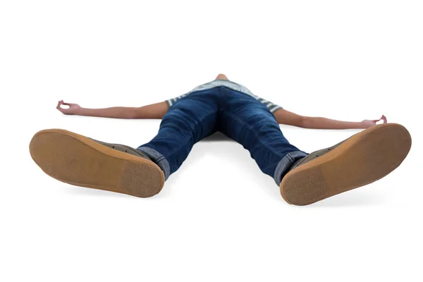 Ragazzo adolescente sdraiato sul bianco — Foto Stock