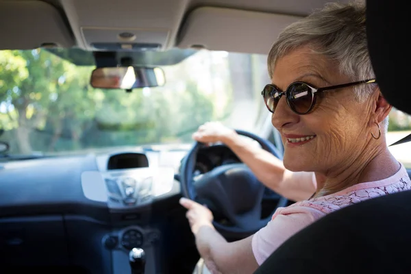 Mulher sênior dirigindo um carro — Fotografia de Stock