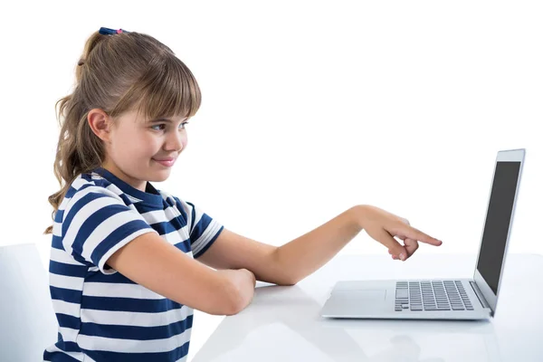 Linda chica usando el ordenador portátil en la mesa —  Fotos de Stock