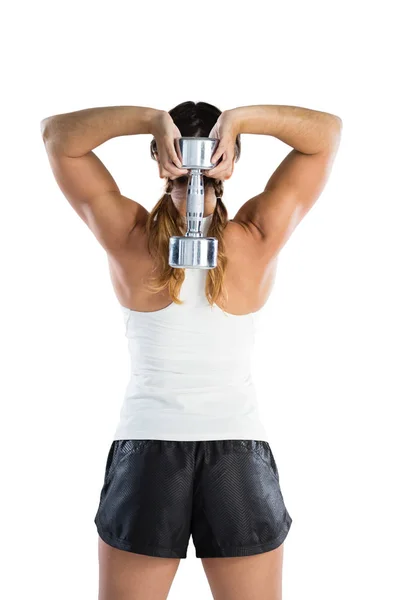 Atleta femenina sosteniendo mancuerna — Foto de Stock