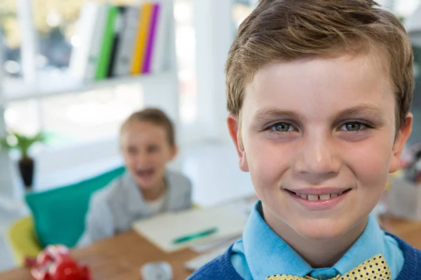 Junge lächelt als Geschäftsführer — Stockfoto