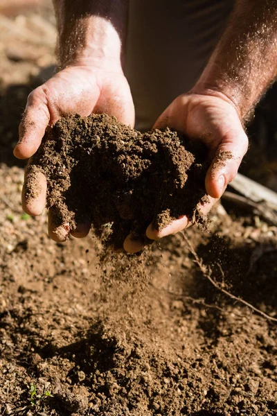 Man holding soil in garden — Stock Photo, Image