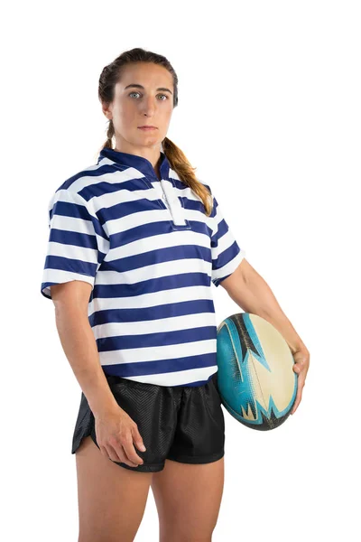 Atleta feminina grave segurando bola de rugby — Fotografia de Stock