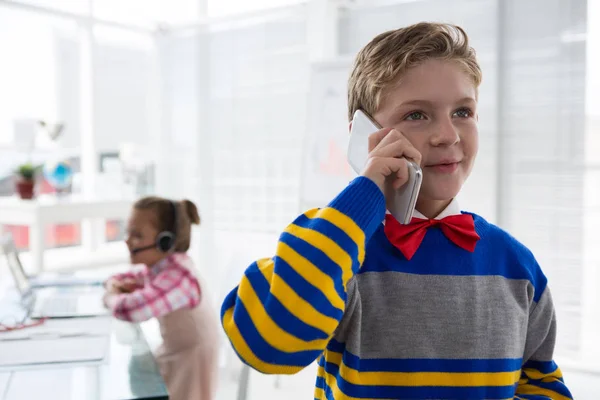 Boy als business executive praten over telefoon — Stockfoto