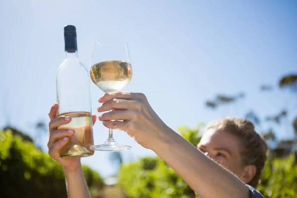 Vintner femenina examinando el vino — Foto de Stock