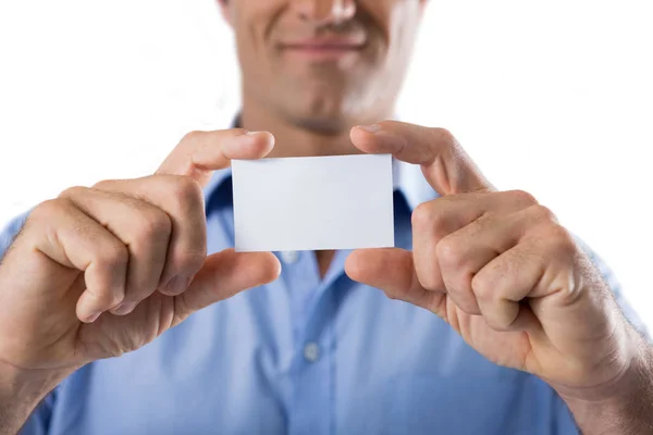 Executivo masculino segurando um cartão de visita em branco — Fotografia de Stock