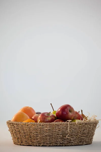 Primer plano de varias frutas en canasta de mimbre —  Fotos de Stock