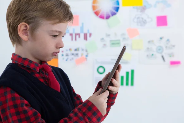 Boy als zakenman met behulp van Tablet PC — Stockfoto