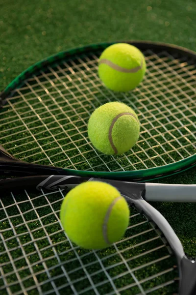 Tennisbälle auf Schlägern — Stockfoto