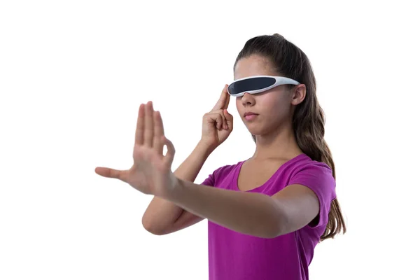 Tonårig flicka med hjälp av virtual reality-glasögon — Stockfoto