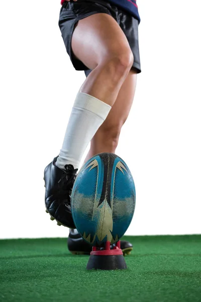 Mujer jugando rugby en el campo — Foto de Stock