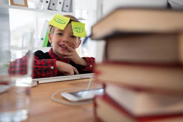 Boy als zakenman met sticky notes — Stockfoto