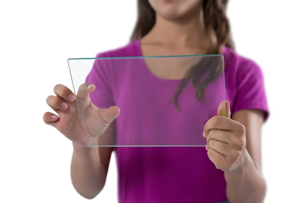 使用玻璃数字平板的女孩 — 图库照片