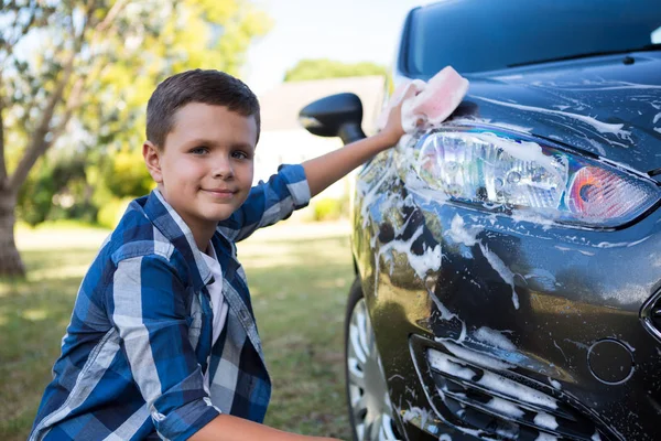 Adolescente chico lavando un coche — Foto de Stock