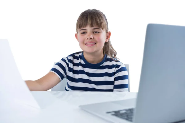 Schattig meisje voorwenden om uitvoerende — Stockfoto