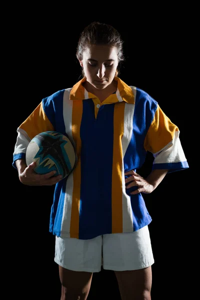Jogador de rugby feminino segurando bola — Fotografia de Stock