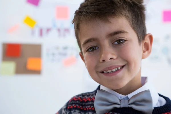 Chłopiec w business executive uśmiechnięty w biurze — Zdjęcie stockowe