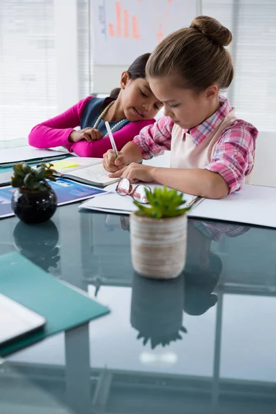 Niños como ejecutivo de negocios escribiendo en libro —  Fotos de Stock