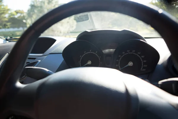 Interior do carro com volante e painel — Fotografia de Stock
