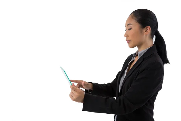 Ejecutiva femenina usando una tableta digital de vidrio — Foto de Stock