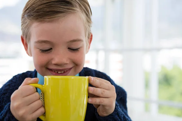 Junge als Geschäftsleiter mit Kaffeebecher — Stockfoto
