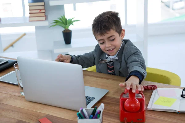 Pojke som företagsledare använder telefon — Stockfoto