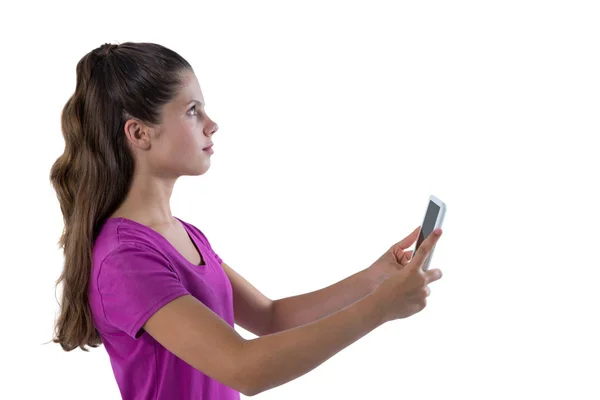 Tankeväckande tonårig flicka håller digital tablett — Stockfoto