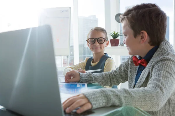 Niños como ejecutivos de negocios trabajando juntos —  Fotos de Stock