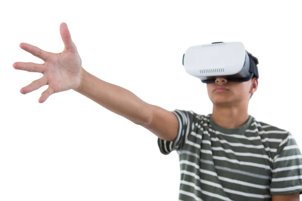 Menino adolescente usando fone de ouvido de realidade virtual — Fotografia de Stock