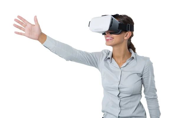 Ejecutivo usando auriculares de realidad virtual —  Fotos de Stock