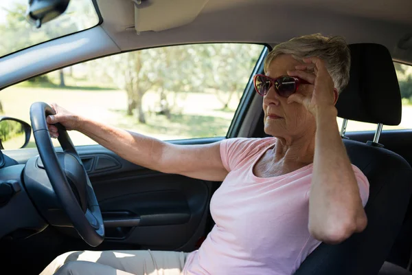 Старша жінка за кермом автомобіля — стокове фото