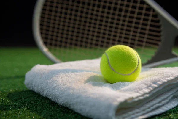 Tennisball auf Serviette mit Schläger — Stockfoto