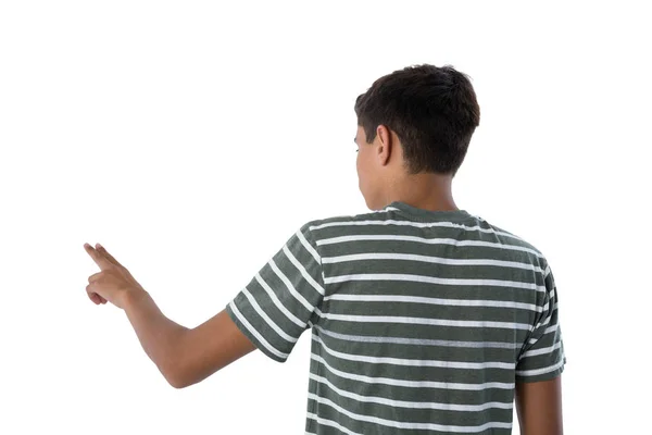 Мальчик-подросток нажимает невидимый виртуальный экран — стоковое фото