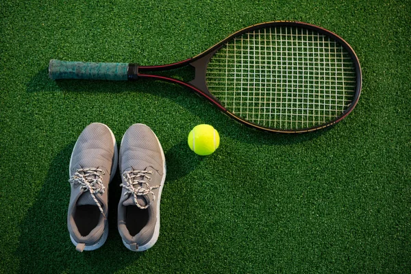 Racket med tennis boll och sportskor — Stockfoto